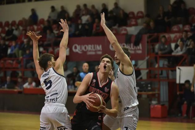 Bautista Lugarini, muy cerca de volver a vestir la camiseta de Instituto. (La Voz)