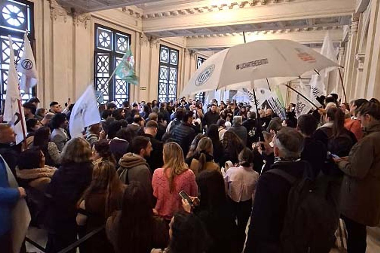 Protesta de empleados judiciales de Córdoba por mejora salarial. 