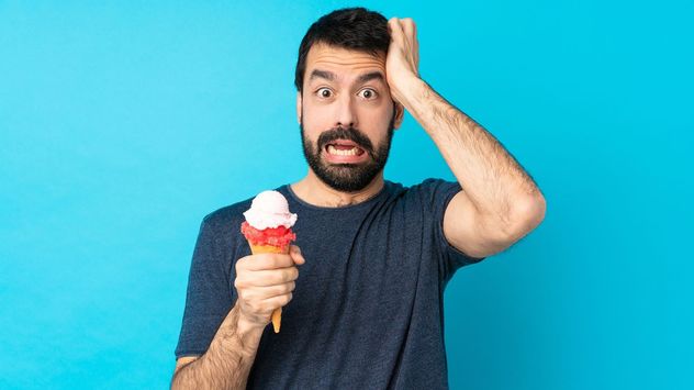 Por qué algunas personas sufren dolor de cabeza al comer helado, según una investigación.