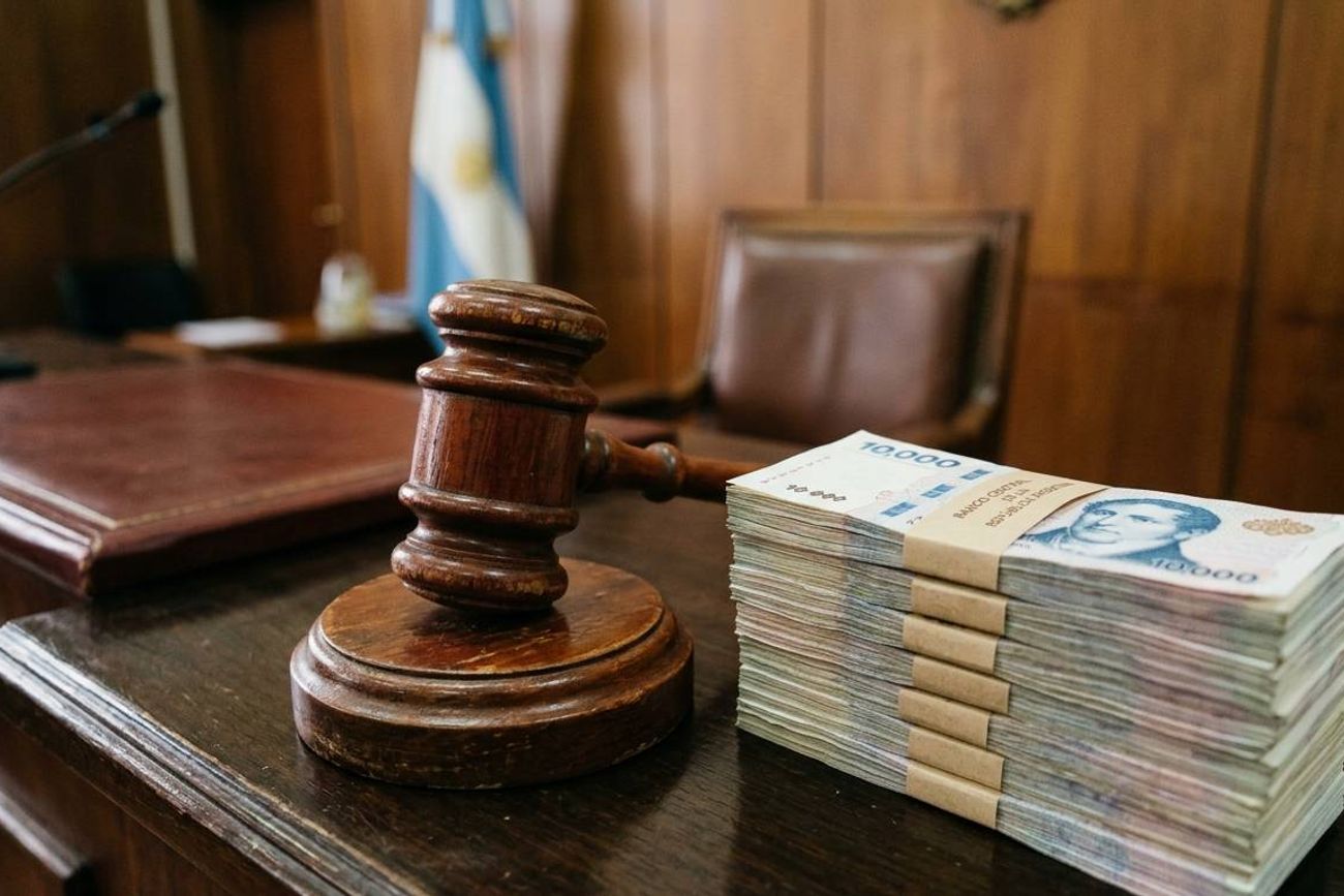 Un fallo judicial ordenó una indemnización millonaria a una mujer que fue manoseada por un concejal libertario. 