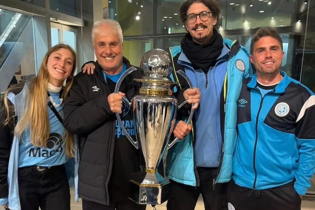 Julio Constantin y sus hijos junto al trofeo de la Liga Profesional.
