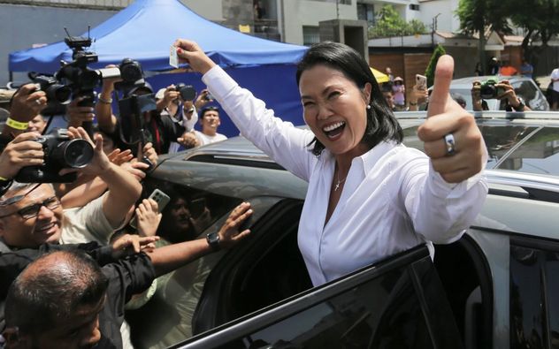 Keiko Fujimori saluda con gesto triunfal a la militancia durante acto proselitista.