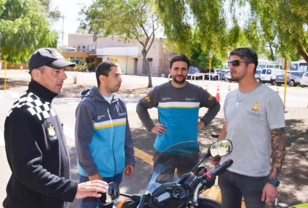 Claudio Barrelier, protagonizando un video institucional sobre prevención de siniestros viales con motos. 