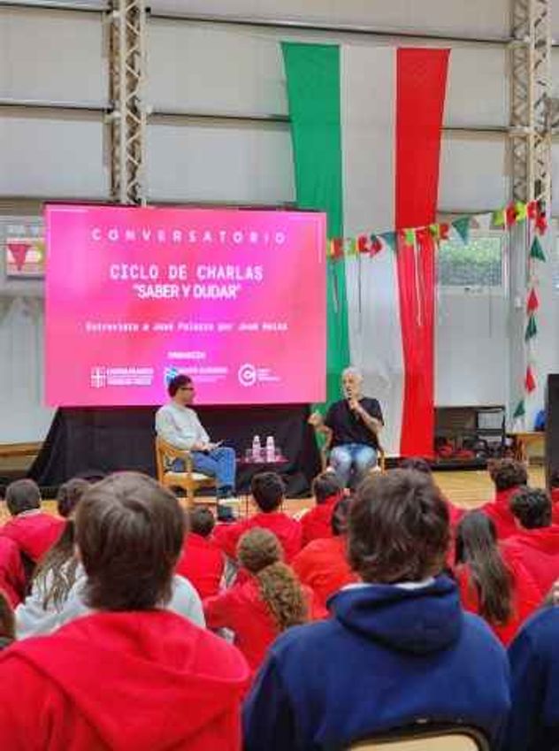 José Palazzo habló con estudiantes de Córdoba sobre inteligencia artificial, música y el desafío de emprender. 