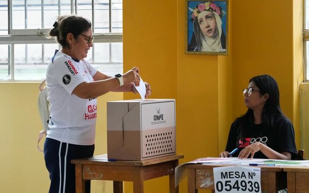Una mujer vota mientras se reanuda la votación en un centro afectado por retrasos y problemas logísticos durante las elecciones generales en Lima, Perú, el 13 de abril de 2026. (Martín Mejía)