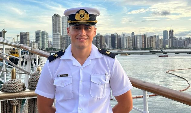 Juan Cruz Giménez, de 23 años, en la Fragata Libertad.