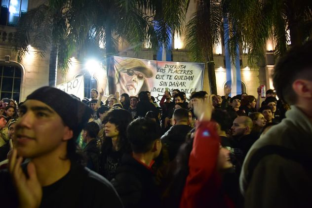 Seguidores del Indio Solari se reúnen frente al Patio Olmos.