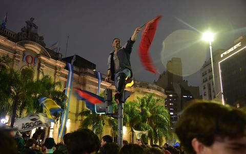 Seguidores del Indio Solari se reúnen frente al Patio Olmos.