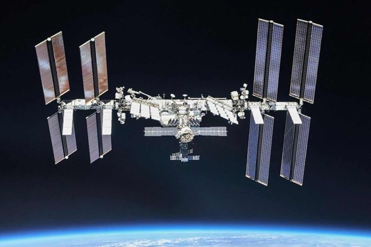 La Nasa levanta el refugio de emergencia de astronautas en la EEI tras fuga de aire.