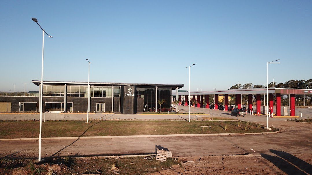 LA ESTACIÓN EN ELENA. El complejo cuenta con surtidores para combustibles líquidos y GNC, espacios de carga para vehículos eléctricos, locales comerciales, áreas gastronómicas y oficinas de coworking.