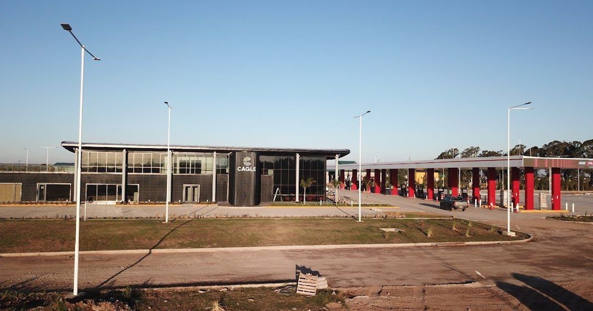 LA ESTACIÓN EN ELENA. El complejo cuenta con surtidores para combustibles líquidos y GNC, espacios de carga para vehículos eléctricos, locales comerciales, áreas gastronómicas y oficinas de coworking.
