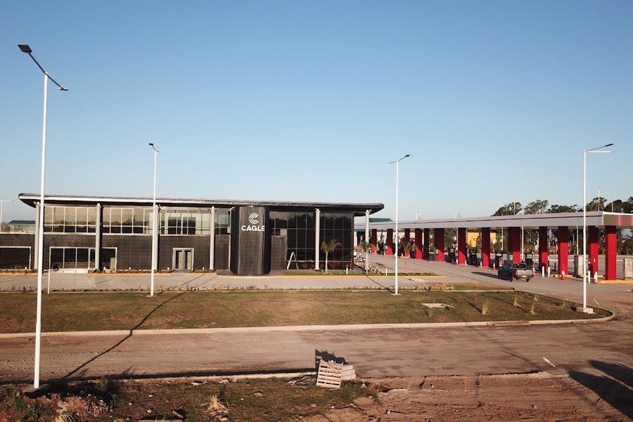 LA ESTACIÓN EN ELENA. El complejo cuenta con surtidores para combustibles líquidos y GNC, espacios de carga para vehículos eléctricos, locales comerciales, áreas gastronómicas y oficinas de coworking.