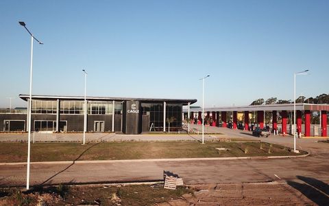 LA ESTACIÓN EN ELENA. La mega estructura cuenta con surtidores para combustibles líquidos y GNC, espacios de carga para vehículos eléctricos, locales comerciales, áreas gastronómicas y oficinas de coworking.