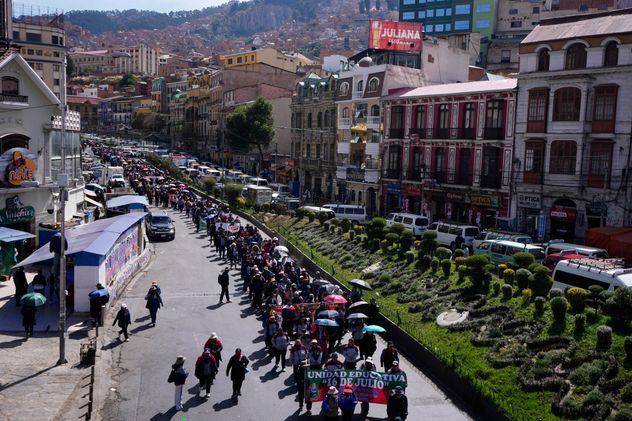 Docentes de escuelas públicas marchan para exigir un aumento salarial en La Paz, Bolivia, el lunes 11 de mayo de 2026. (Foto AP/Juan Karita)