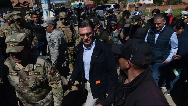 Rodrigo Paz llega a Río Abajo tras el desbloqueo de la ruta que abastece de alimentos a La Paz.