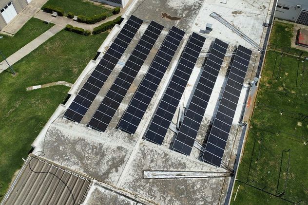Sistema solar on-grid instalado por Ecovatio para la UTN Facultad Regional Villa María.