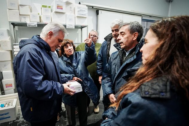 El Gobernador Martín Llaryora en el centro de distribución de vacunas de la provincia tras el arribo de las dosis. 
