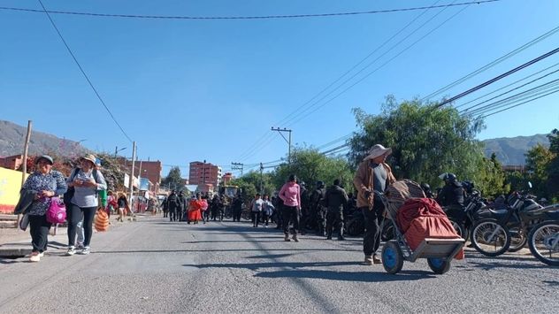 Vendedores ofrecen sus productos en un mercado improvisado en Avircato, Bolivia, organizado por productores que no pueden transportar sus verduras a la ciudad debido a los bloqueos de las protestas, el jueves 4 de junio de 2026. (Foto AP/Juan Karita)
