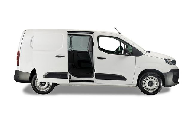 Miden 4.751 milímetros de largo (contra 4.137 de las discontinuadas Partner/Berlingo) y tienen 2.975 mm de distancia entre ejes (antes, 2.693 mm).
