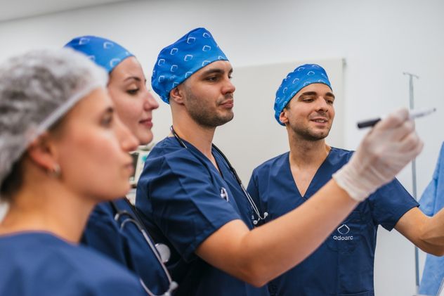 La anestesia pediátrica requiere formación específica y experiencia en el manejo de pacientes infantiles, cuyas características fisiológicas demandan una atención personalizada.