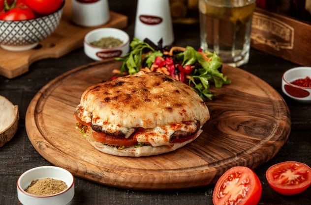 No es pizza, no es sándwich: qué es el panuozzo y cómo hacerlo en casa.