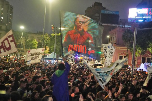 Seguidores del Indio Solari se reúnen frente al Patio Olmos.
