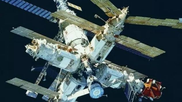 La Nasa levanta el refugio de emergencia de astronautas en la EEI tras fuga de aire.