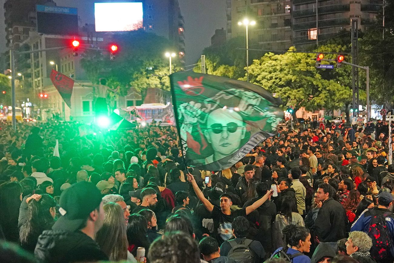 Seguidores del Indio Solari se reúnen frente al Patio Olmos.