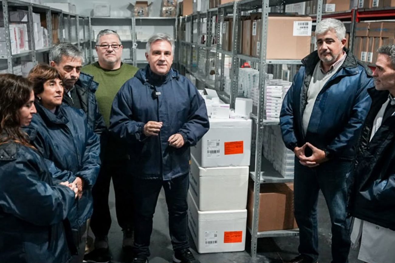 El Gobernador Martín Llaryora en el centro de distribución de vacunas de la provincia tras el arribo de las dosis. 
