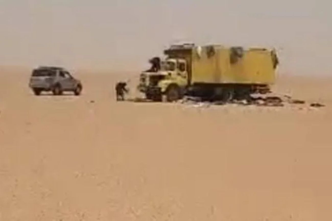 Al menos 49 personas murieron de sed en el Sahara: quedaron varadas por una falla en el camión que las llevaba. (Gentileza BBC)