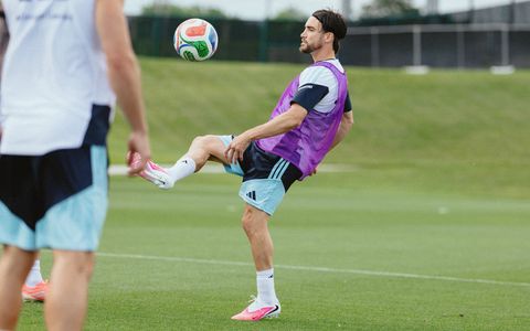 La selección argentina juega un amistoso.