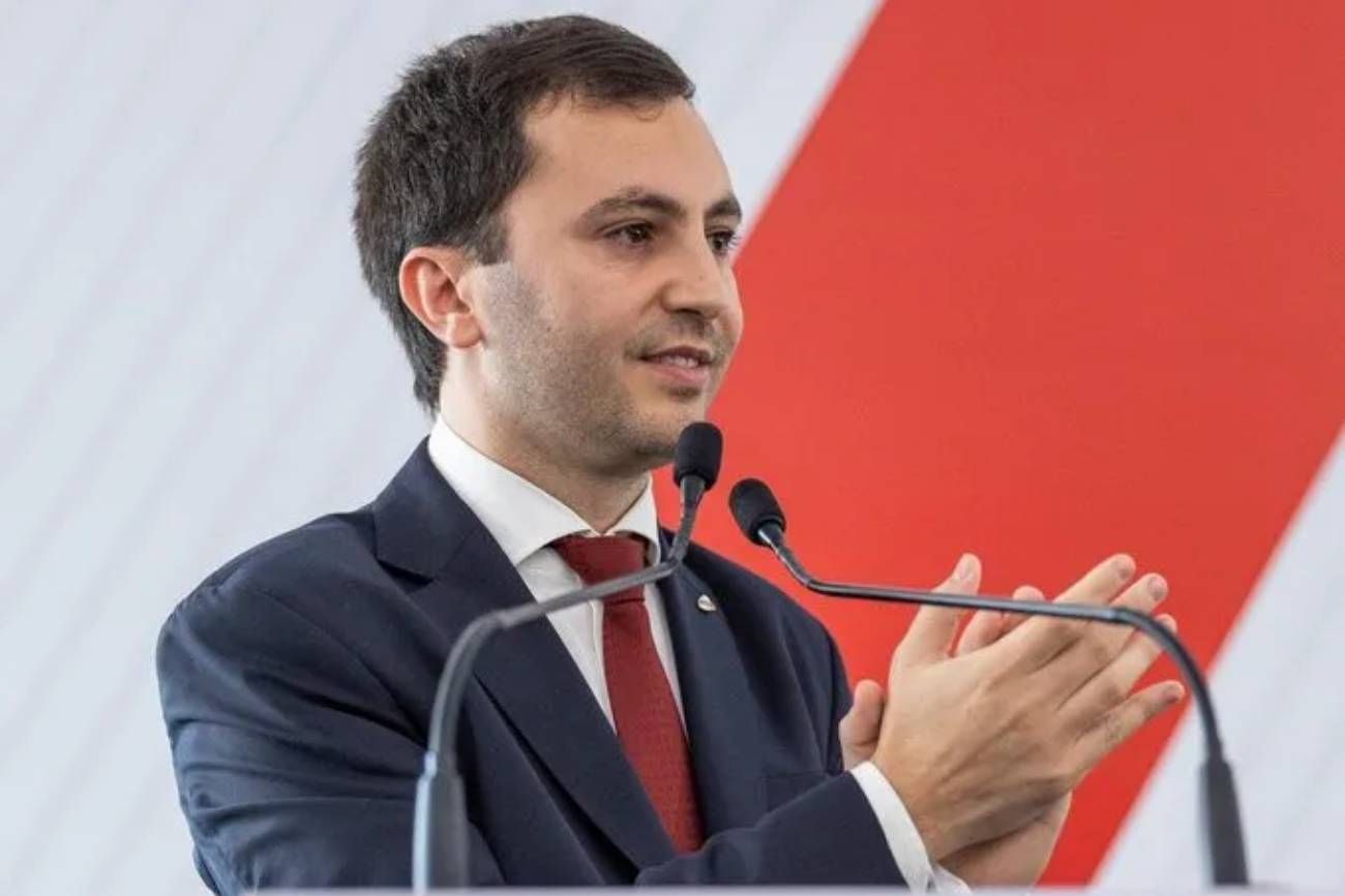 La fuerte postura de Stefano Di Carlo.