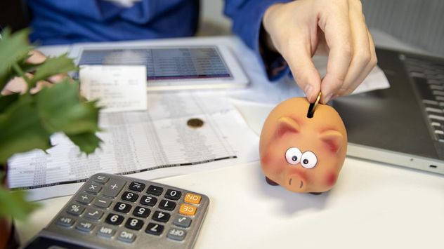 La organización, la prudencia y la planificación económica son características que suelen asociarse con algunos signos del zodíaco.
