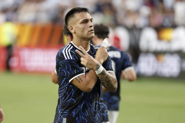 Lautaro Martínez festeja su gol ante Honduras con la selección argentina.