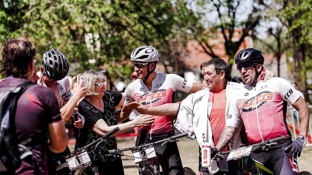 Fin de una carrera para Lito Oviedo, con Joaquín Plomer y su mamá y papá.