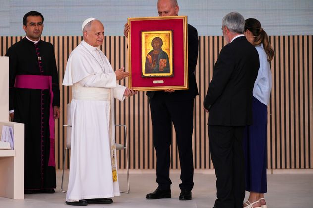 El Papa León XIV presenta al director de Cáritas Madrid, Luis Hernández Vozmediano, al término de su visita al centro del proyecto social Cedia en Madrid, el sábado 6 de junio de 2026. (Foto AP/Alessandra Tarantino)