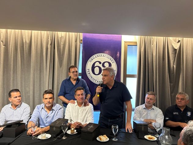 Ricardo Moreno junto al gobernador Llaryora y otros dirigentes en un acto de las 62 Organizaciones. 