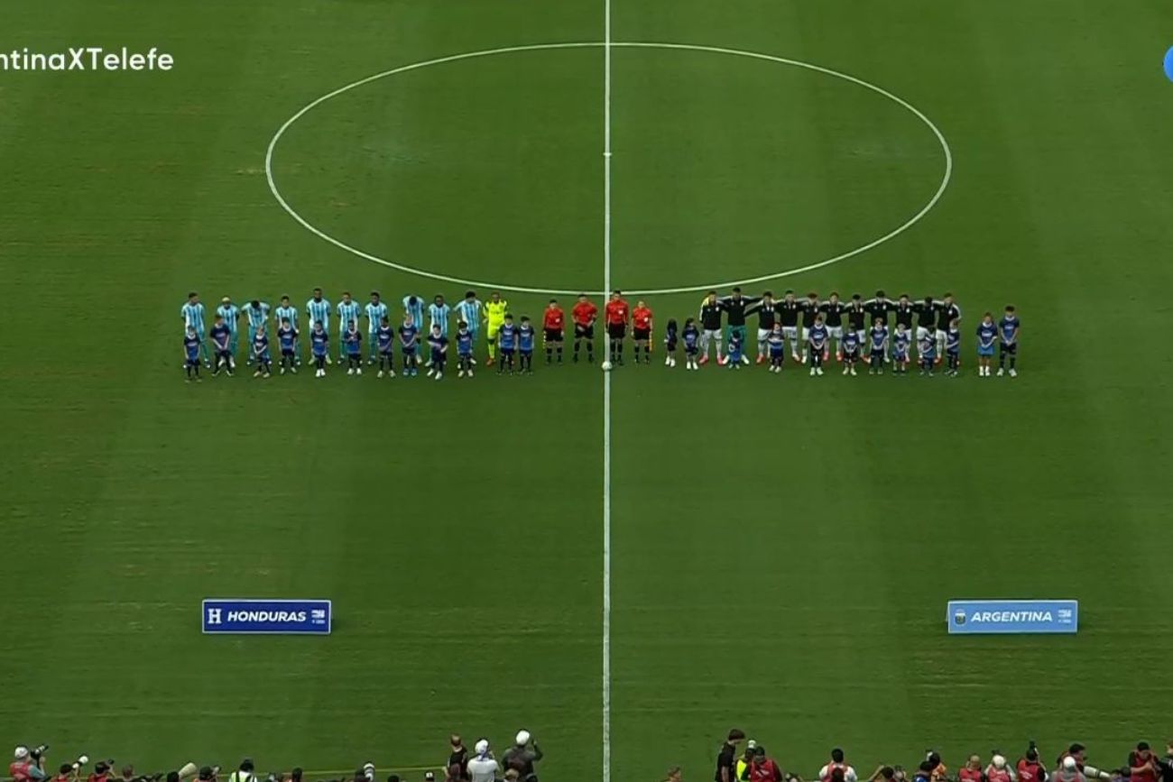 El insólito momento que se vivió en el Himno argentino.