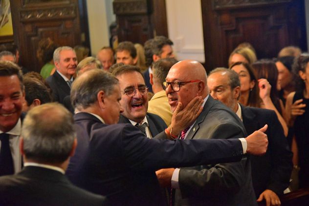 Ricardo Moreno saluda a su amigo Carlos Lezcano durante la asunción del nuevo fiscal General.