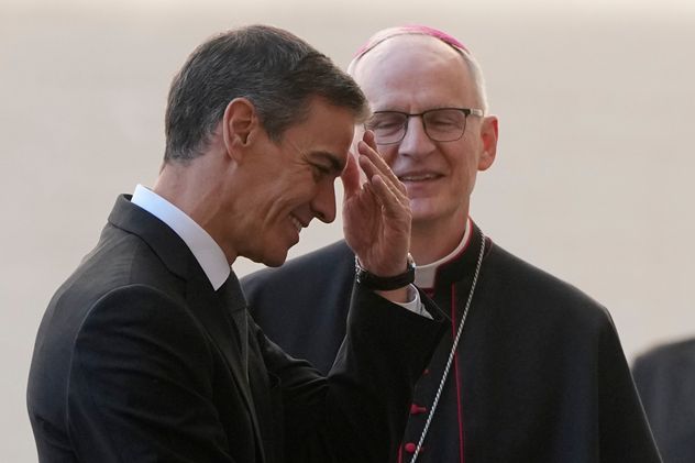 El presidente del Gobierno español, Pedro Sánchez, es recibido por el arzobispo Petar Rajic, prefecto de la Prefectura de la Casa Pontificia, a su llegada al patio de San Dámaso, antes de su audiencia privada con el papa León XIV en el Vaticano, el miércoles 27 de mayo de 2026. (Foto AP/Alessandra Tarantino)