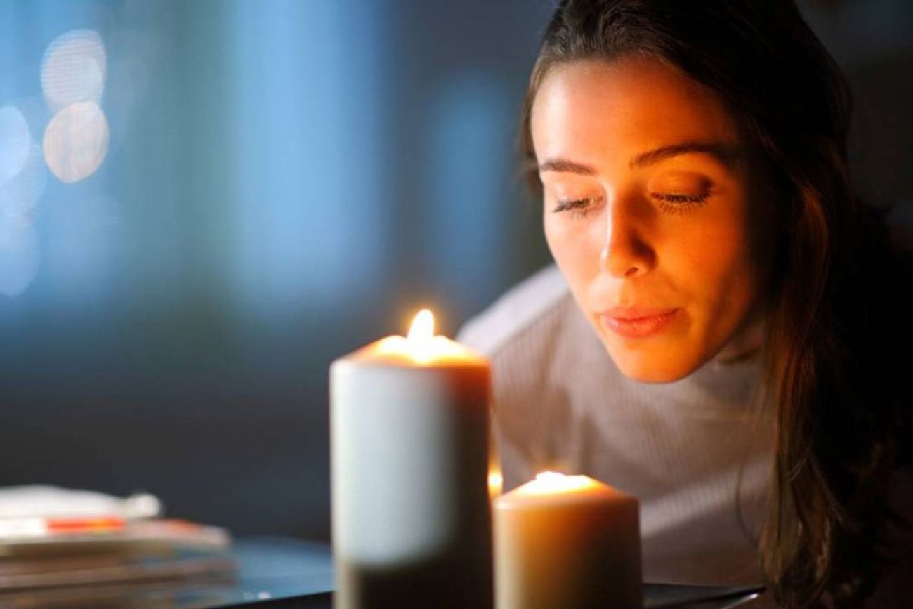 Según las creencias espirituales, la Luna Llena simboliza culminación, claridad y abundancia, por lo que es considerada una etapa ideal para manifestar deseos.