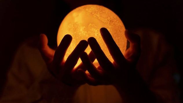 Según las creencias espirituales, la Luna Llena simboliza culminación, claridad y abundancia, por lo que es considerada una etapa ideal para manifestar deseos.