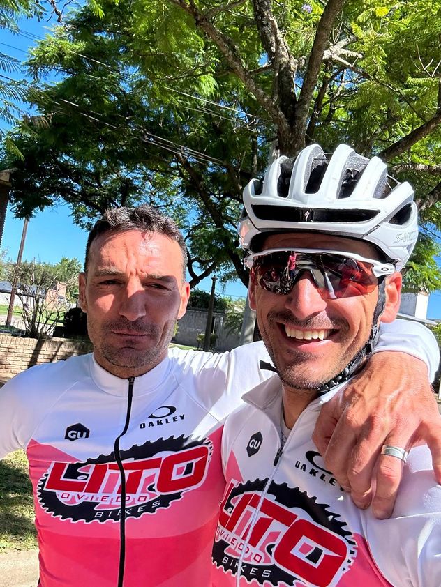 Lito Oviedo con Leonel Scaloni. Asegura que viene muchas más veces de las que trascienden.