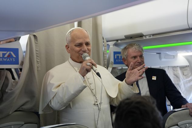 AP | 06/06/2026 @ 05:41 El papa León XIV habla con periodistas a bordo del vuelo papal de Roma a Madrid, el sábado 6 de junio de 2026, con motivo de su viaje apostólico a España. (Foto AP)
