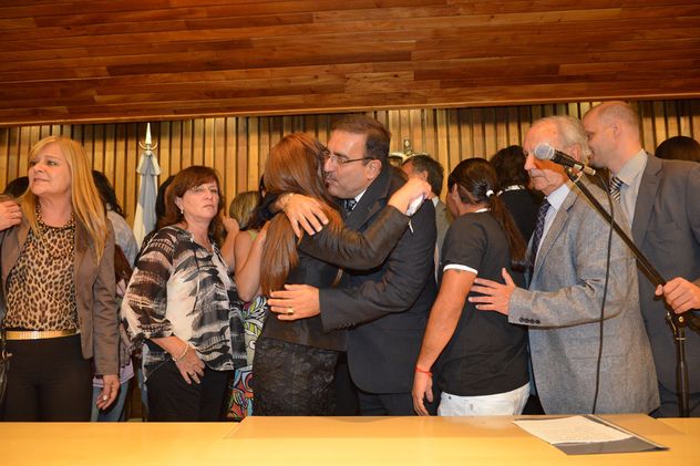 Ricardo Moreno abraza a su clienta, Liliana Navarro, quien acababa de asumir como camarista federal.