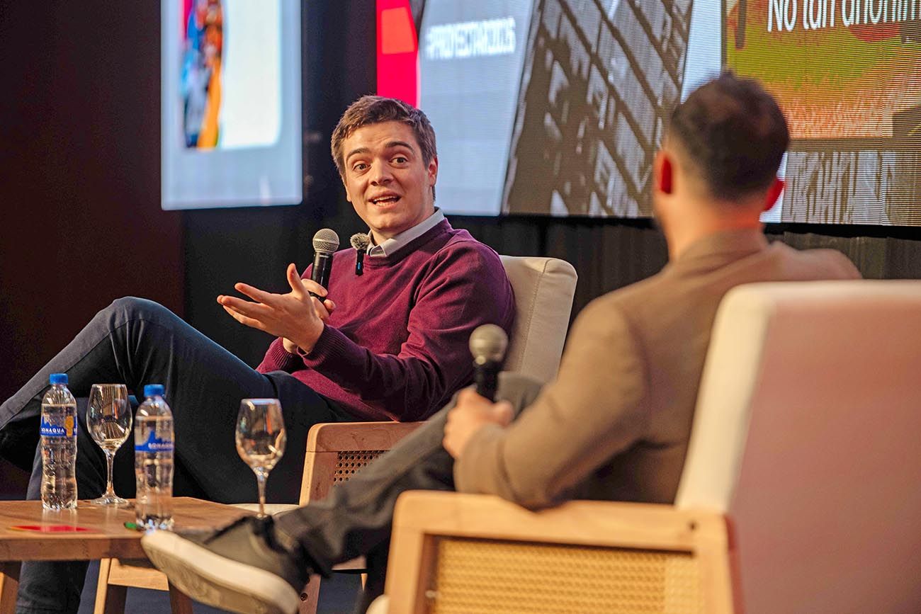El influencer Beltrán Briones dedicó parte de su exposición al impacto de la inteligencia artificial.