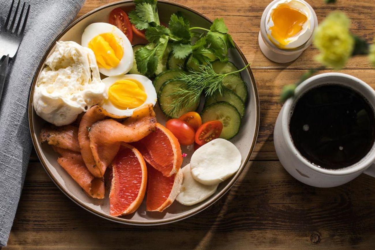 Los desayunos con huevos, yogur griego, quesos y frutos secos ganan popularidad frente a las opciones tradicionales con alto contenido de azúcar.