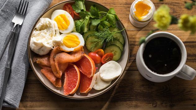 Los desayunos con huevos, yogur griego, quesos y frutos secos ganan popularidad frente a las opciones tradicionales con alto contenido de azúcar.