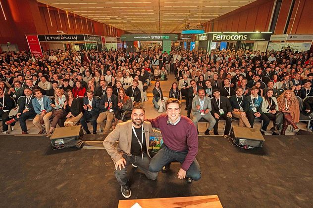 El público mostró gran expectativa por la presentación del influencer inmobiliario Beltrán Briones.