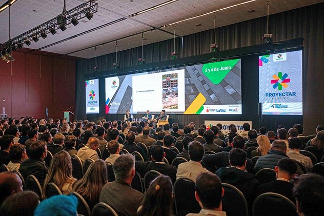 La periodista de La Voz, Florencia Ripoll, moderó una charla sobre las claves para potenciar el turismo local desde lo inmobiliario.